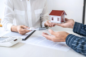 Vợ/chồng là người nước ngoài, có được tự ý bán nhà đất?